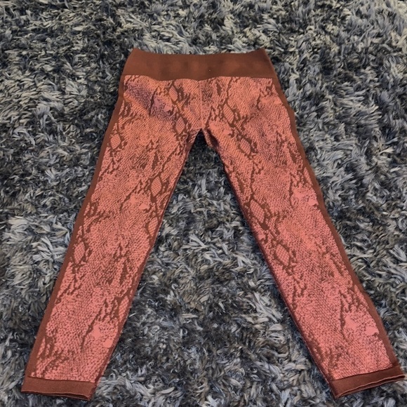 Fabletics Burgundy
Snakeskin High Waisted
Seamless Leggings Size
M - Picture 6 of 7